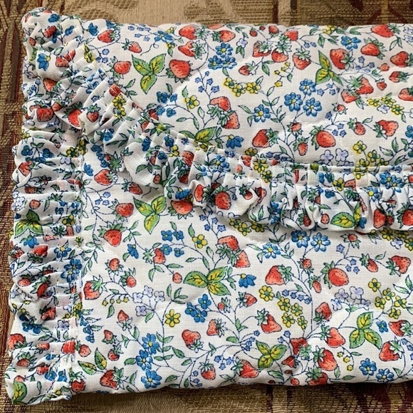 Vintage quilted Ruffle envelope pouch travel bag strawberry vines print - Picture 3 of 7
